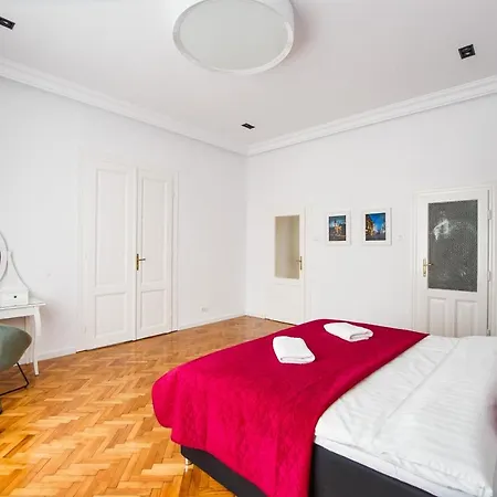 Spacious Riverviews Apartment Near Piata Unirii Oradea Extérieur photo